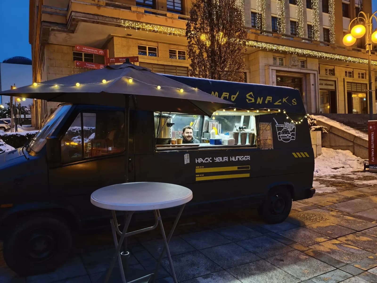 Food truck Nomad Snacks na náměstí při večerní akci